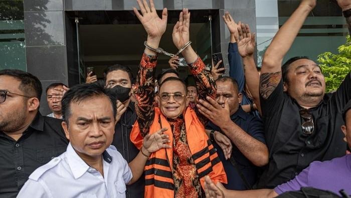 Sudewo Dituntut 8,5 Tahun Penjara, Sidang Ricuh hingga Jaksa KPK Dievakuasi! Massa Bayaran?